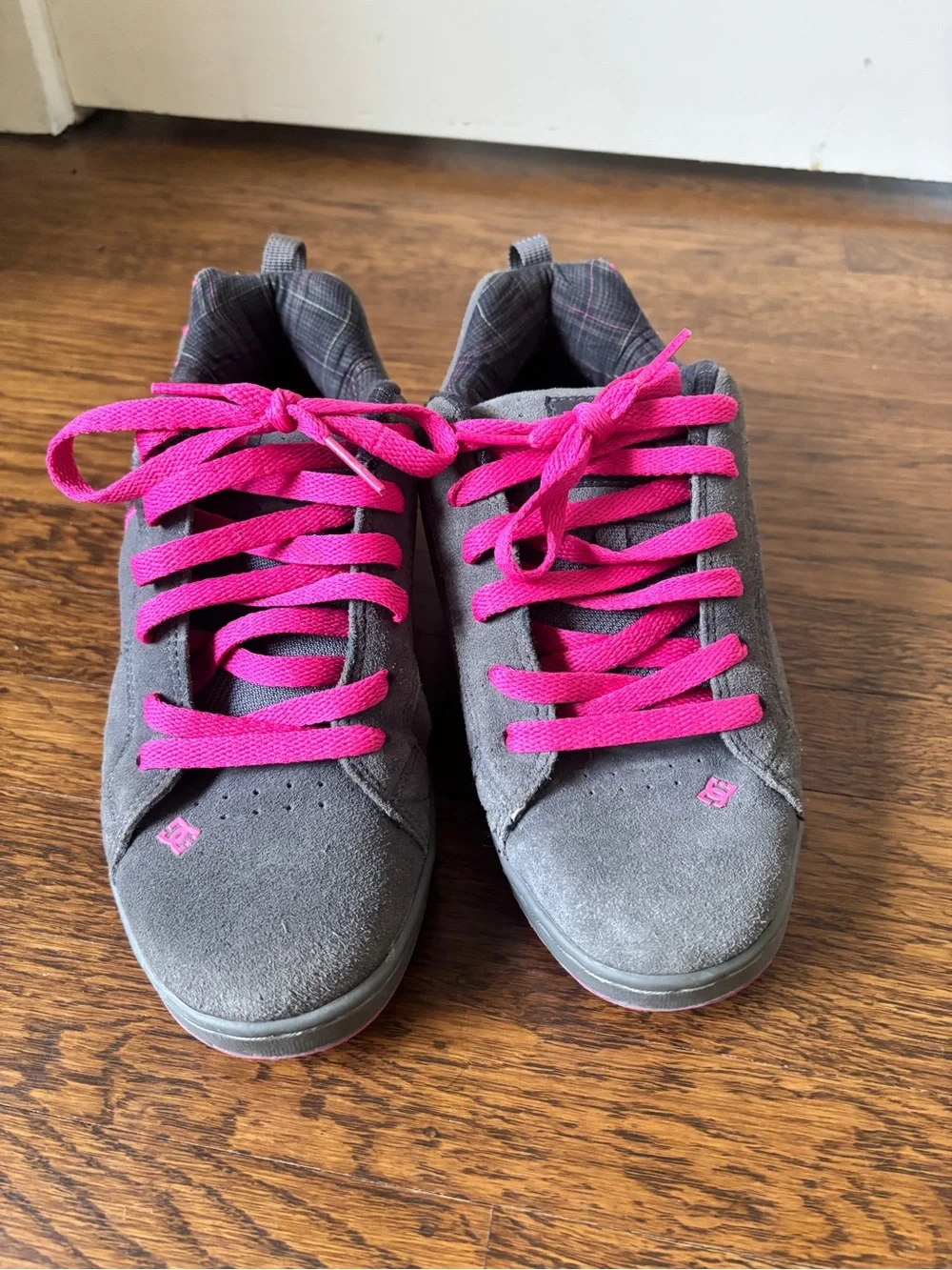 Rare Women’s DC Shoes Court Graffik SE - Gray Pink Plaid Skate Shoes